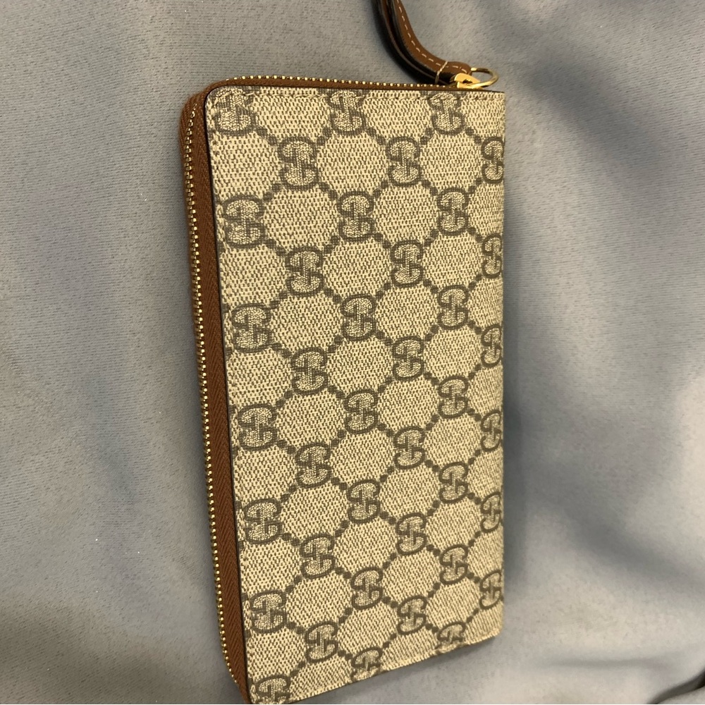 Gucci GG Supreme Zip Top Continental Wallet